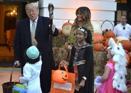 Entertainment Themen der Woche KW43 Entertainment Bilder des Tages USA, Donald Trump und Melania empfangen Kinder zu Halloween am Weißen Haus President Donald Trump holds up a staff with a cobra on it as he and First Lady Melania Trump welcome trick-or-treaters to the White House for Halloween festivities, October 28, 2018, in Washington, DC.  WAP20181028512 MIKExTHEILER