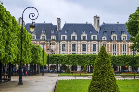 View of town square of Place des Vosges (Vosges Square) in Marais District (3ieme Arrondissement), central Paris, Ile-de-France, Place des Vosges Paris France Copyright: VitorxMarigo BAVI002690