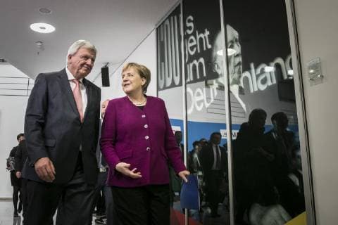 Volker Bouffier (L), CDU, Ministerpraesident von Hessen, und Bundeskanzlerin Angela Merkel, CDU, aufgenommen nach einer Pressekonferenz nach der Landtagswahl in Hessen in Berlin, 29.10.2018. Aufgrund des schlechten Abschneidens der CDU hat Merkel angekuendigt, nicht mehr fuer den CDU-Parteivorsitz zu kandidieren. Berlin Deutschland *** Volker Bouffier L CDU State Premier of Hesse and Chancellor Angela Merkel CDU accepted after a press conference after the state elections in Hesse in Berlin 29 10 2018 Due to the poor performance of the CDU, Merkel has announced that she will no longer run for CDU party chair Berlin Germany Copyright: xFlorianxGaertner photothek.netx