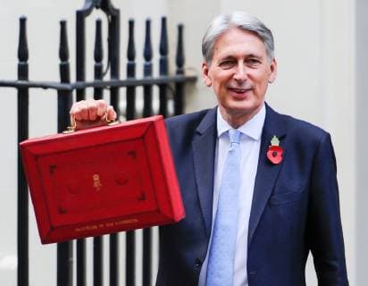 News Themen der Woche KW44 News Bilder des Tages . 29 10 2018. London, United Kingdom. Downing Street. Chancellor of the Exchequer Philip Hammond showing the famous red box outside Number 11 Downing Street, before delivering the 2018 Budget.  xGustavoxValientex xi-Imagesx IIM-18761-0012