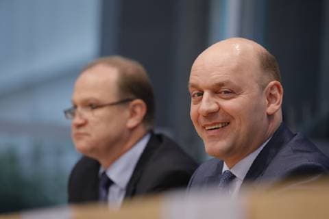 Landessprecher AfD Hessen Klaus Herrmann , Landessprecher AfD Hessen Robert Lambrou, Deutschland, Berlin, Bundespressekonferenz, Thema: AfD - Auswirkungen der Landtagswahlen in Hessen auf die Bundespolitik, 29.10.2018 *** State Speaker AfD Hesse Klaus Herrmann State Speaker AfD Hesse Robert Lambrou Germany Berlin Federal Press Conference Topic AfD Effects of the state elections in Hesse on federal policy 29 10 2018