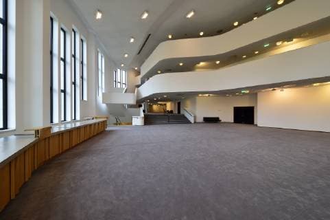 Architektur von Alvar Aalto Deutschland, NRW, Essen, Aalto-Theater, Das Aalto-Theater ist seit 1988 das Opernhaus der Stadt Essen. 1959 stellte der finnische Architekt Alvar Aalto die ersten Entwuerfe fuer das Gebaeude vor. In den Jahren 1983 und 1988 wurde der Bau unter der Leitung des deutschen Architekten Harald Deilmann vollendet. Neben der Darbietung von Oper und Operette ist das Aalto-Theater Spielstaette des Aalto-Musiktheaters, des Aalto Ballett Theaters Essen und der Essener Philharmoniker. Blick in das Foyer des Theaters. Aalto Theater in Essen *** Germany NRW Essen Aalto Theater The Aalto Theater has been the opera house of the city of Essen since 1988 1959, the Finnish architect Alvar Aalto presented the first designs for the building. In 1983 and 1988 the building was completed under the direction of the German architect Harald Deilmann.