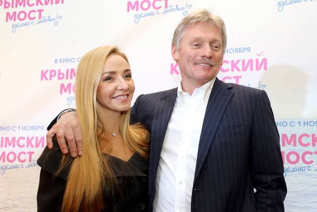 Entertainment Bilder des Tages MOSCOW, RUSSIA - OCTOBER 29, 2018: Olympic ice dancing champion Tatiana Navka (L), and the spokesman for the President of Russia, Dmitry Peskov, at the Moscow premiere of Tigran Keosayan s new comedy, The Crimean Bridge, Made with Love! (Krymsky Most, Sdelano s Lyubovyu), at the Zaryadye Cinema. Sergei Savostyanov TASS  TS0959C3
