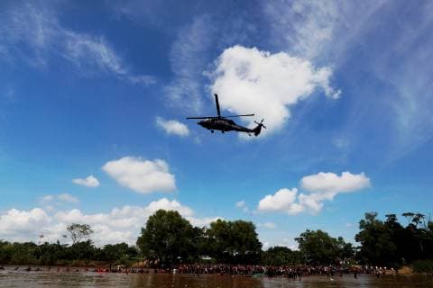 A hellicopter of the Mexican Police flies over members of the second migrants caravan, mostly Hondurans, cross the Suchiate river, which separates Guatemala and Mexico, in Tecun Uman, Guatemala, 29 October 2018. This is the second Central-American migrants caravan heading to the United States after past 13 October the first left San Pedro Sula. Migrants caravan crosses Suchiate river between Guatemala and Mexico !ACHTUNG: NUR REDAKTIONELLE NUTZUNG!  Copyright: xEstebanxBibax GUA15 20181029-636764363555370285
