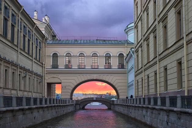 An Archway Over A Canal In St Petersburg, Russia, sant petersburg Leningrado russia Copyright: DavidxSantiagoxGarcia GADA010001