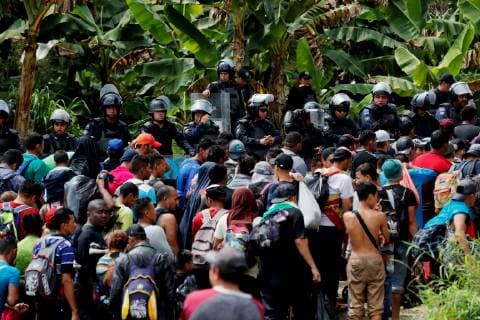 Anti-riot policemen allow the entrance of Honduran immigrants after they crossed the Suchiate river, in Ciudad Hidalgo, Mexico, 29 October 2018. The second migrants caravan, mostly formed by Hondurans, heads to the United States. Second migrants caravan tries to continue journey to the United States !ACHTUNG: NUR REDAKTIONELLE NUTZUNG!  Copyright: xEstebanxBibax BIB10 20181029-636764438849121310