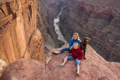 A mother and daughter and their dog sitting on the edge of Toroweap Overlook above the Colorado River, Grand Canyon National Park, Fredonia, Arizona., Fredonia Utah USA model released Symbolfoto property released Copyright: KennanxHarvey HAKE000796