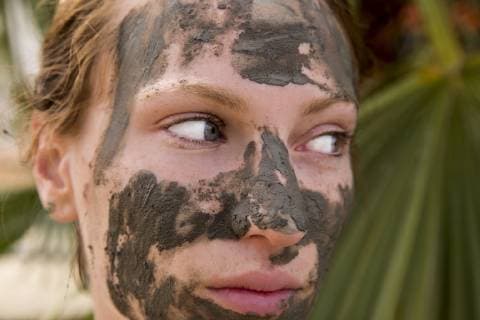 IMAGO Creative: 2021 Trends IMAGO Creative: Clickbait, Hautpflege und Kosmetik Woman poses in a mud mask by the Dead Sea of Israel, Dead Sea Israel Israel model released Symbolfoto Copyright: AlexandraxSimone KAAL000027