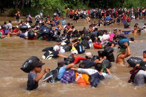 Mexiko, Migranten am Grenzfluss zu Guatemala October 29, 2018 - EUM20181029NAC08.JPG .CIUDAD DE MEXICO. MigrantsMigrantes-Caravana. 29 de octubre de 2018. Un grupo de migrantes, que forman parte de la tercera caravana, ingresaron a territorio mexicano a traves del rio Suchiate, en la frontera entre Mexico y Guatemala. Foto: Agencia EL UNIVERSALEELG  - ZUMAu78_ 20181029_zaf_u78_049 Copyright: xElxUniversalx