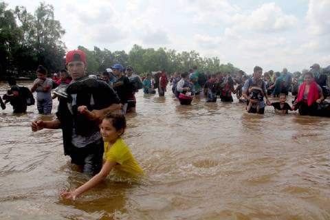Mexiko, Migranten am Grenzfluss zu Guatemala October 29, 2018 - EUM20181029NAC26.JPG.TECÃöN UMÃN, Guatemala. MigrantsMigrantes-Caravana. 29 de octubre de 2018. Un grupo de migrantes acompanados por ninos, que forman parte de la tercera caravana, ingresaron a territorio mexicano a traves del rio Suchiate, en la frontera entre Mexico y Guatemala. Foto: Agencia EL UNIVERSALEELG  - ZUMAu78_ 20181029_zaf_u78_104 Copyright: xElxUniversalx