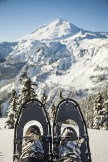 IMAGO Creative: Alternativer Wintersport A pair of snowshoe s with Mount Baker in the background., Mount Baker Washington United States model released Symbolfoto Copyright: ChristopherxKimmel KICH000278