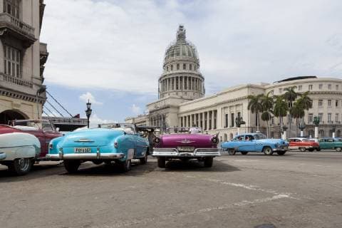 IMAGO Creative: Stadt-Dichotomien Old cars from the 50 s (Cadillac, Chevrolet) parked in front of the Parliament building (Capitolio) in la Havana vieja (old havana), Cuba, La Havana Cuba Cuba Copyright: MauroxLadu LAAU000769