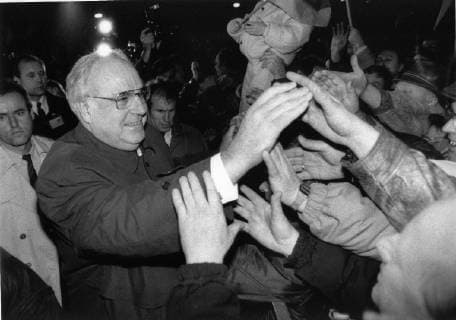 1990, November, Chemnitz, erster Bundeskanzlerbesuch in Chemnitz,Bundeskanzler Dr. Helmut Kohl wird von Chemnitzern stürmisch begrüsst Chemnitz Sachsen Deutschland *** 1990 November Chemnitz first Federal Chancellor visit to Chemnitz Federal Chancellor Dr Helmut Kohl is greeted enthusiastically by Chemnitzers Chemnitz Saxony Germany