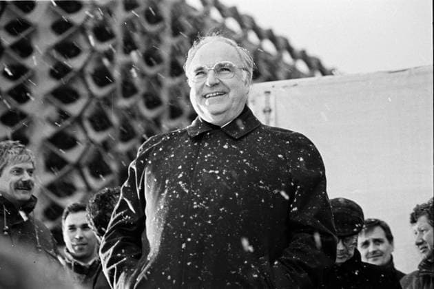 1.3.1990 Karl-Marx-Stadt, Strasse der Nationen Stadthalle, Bundeskanzler Helmut Kohl in Karl-Marx-Stadt *** 1 3 1990 Karl Marx City Street of the Nations City Hall Federal Chancellor Helmut Kohl in Karl Marx City