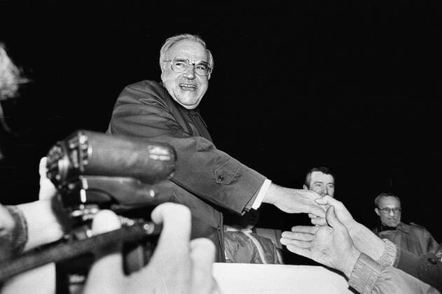 1.3.1990 Karl-Marx-Stadt, Strasse der Nationen Stadthalle, Bundeskanzler Helmut Kohl in Karl-Marx-Stadt