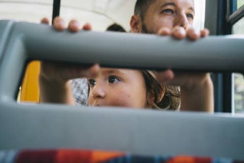 IMAGO Creative: Stadt-Dichotomien Czechia, Prague, little girl and her father going by bus model released Symbolfoto  GEMF02323