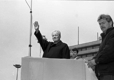 Willy Brandt 06.03.1990, DDR, Karl-Marx-Stadt,Karl-Marx-Monument,SPD, Willy Brandt, Wahlkampf, Kundgebung in der politischen Wendezeit Chemnitz Sachsen BRD *** Willy Brandt 06 03 1990 GDR Karl Marx town city Karl Marx monument SPD Willy Brandt election campaign rally in the political turning point Chemnitz Saxony FRG