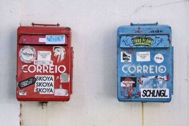 Roter und blauer Briefkasten im Stadtteil Alfama, Lissabon, Portugal