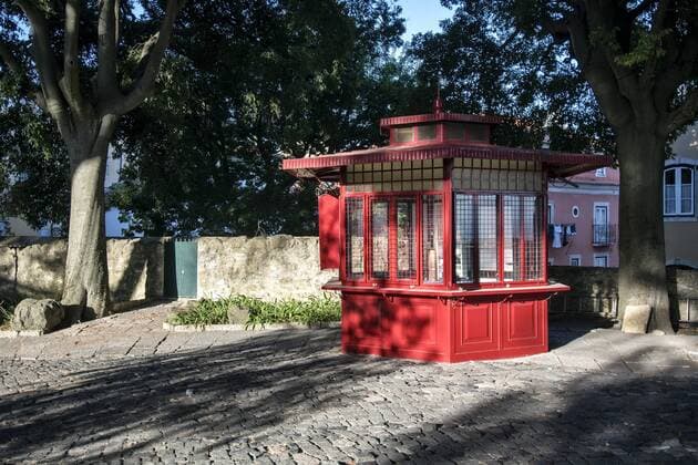 Rotes Kiosk auf dem Aussichtspunkt Miradouro do Castelo de Sao Jorge im Stadtteil Alfama, Lissabon, Portugal