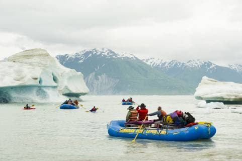 IMAGO Creative: Alternativer Wintersport Group Of Rafters Navigating Icebergs On Alsek Lake, Alsek River Alaska Yukon USA Canada model released Symbolfoto Copyright: JoshxMillerxPhotography MIOS001164