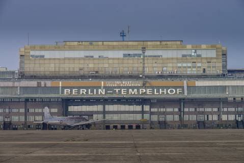 Hangar, Flughafen Tempelhof, Berlin, Deutschland *** Hangar Tempelhof Airport Berlin Germany
