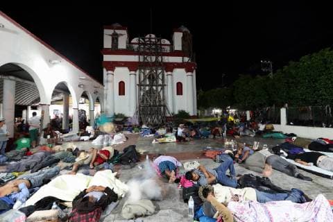 October 30, 2018 - EUM201830NAC02.JPG.JUCHITÃN, Oax., Migrants Migrantes Caravana.- La caravana migrante durmio la noche de este lunes 29 de octubre de 2018 en el poblado de Niltepec, en atrios de iglesias y espacios publicos. La manana de este martes 30, salieron con destino a Juchitan. Foto: Agencia EL UNIVERSAL RDB.  - ZUMAu78_ 20181030_zaf_u78_018 Copyright: xValentexRosasx