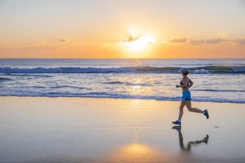 IMAGO Creative: Sommer Sport - Strand Side view of fit mature woman in sportswear jogging on beach at sunrise, Noosa Heads, Queensland, Australia, Noosa Heads Queensland Australia model released Symbolfoto Copyright: AndrewxPeacock PEAN000621