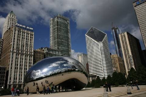 IMAGO Creative: Dichotomien, Reflexionen - Architektur Cloud Gate (aka the Bean) in Chicago, Illinois, Chicago IL United States Copyright: BethxRooney ROBE000109