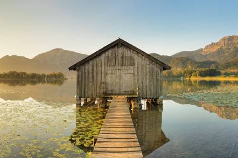 Bootshütte im Kochelsee, hinten Herzogstand und Heimgarten, Oberbayern, Bayern, Deutschland, Europa Copyright: imageBROKER/FranzxWalter ibxmal04762778.jpg