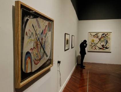 Mexiko-Stadt, Kandinsky Ausstellung A view of the artwork Wite Oval by Vasily Kandinsky (1866-1944) during the exposition Kandinsky. Pequenos Mundos (Lit. Kandinsky. Little worlds), at the Fine Arts Palace in Mexico City, Mexico, 30 October 2018. Kandinsky exhibition in Mexico City !ACHTUNG: NUR REDAKTIONELLE NUTZUNG!  Copyright: xMarioxGuzmanx AME6432 20181031-636765408383510547