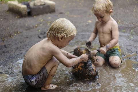 IMAGO Creative: Ruhe im Chaos Two blonde boys playing in mud, Nusa Penida, Bali, Indonesia, Nusa penida Bali Indonesia model released Symbolfoto Copyright: KonstantinxTrubavin TRKO018998