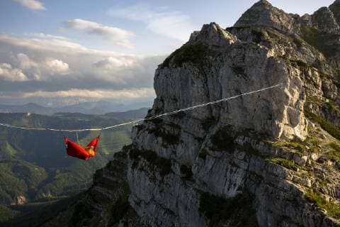 Person sleeping in hammock and hanging on line above mountains in Lower Austria, Austria, Lower Austria Lower Austria Austria model released Symbolfoto Copyright: SebastianxWahlhuetter WASE000944