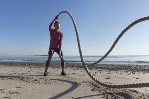 IMAGO Creative: Sommer Sport - Strand Woman Using Rope Exercise At The Beach, Scituate MA USA model released Symbolfoto Copyright: LuciexWicker WILU001753