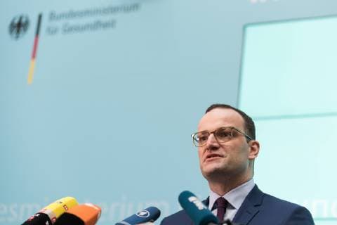 News Themen der Woche KW44 News Bilder des Tages Bundesminister f??r Gesundheit, Jens Spahn von der Christlich Demokratischen Union (CSU) spricht gibt ein Statement zu dem geplanten Kabinettsbeschluss des Gesetzentwurfs zur Verbesserung der Zusammenarbeit und der Strukturen bei der Organspende (GZSO) im Bundesministerium f??r Gesundheit am 31.10.2018 in Berlin, Deutschland. *** Federal Minister of Health Jens Spahn from the Christian Democratic Union CSU speaks gives a statement on the planned cabinet resolution of the bill to improve cooperation and structures in organ donation GZSO in the Federal Ministry of Health on 31 10 2018 in Berlin Germany