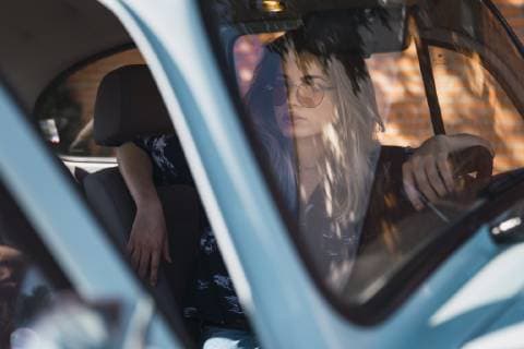 IMAGO Creative, Sommer, Schatten-Plätze bei Hitze Young woman wearing sunglasses sitting in a car model released Symbolfoto  KKAF01348