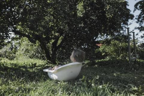 IMAGO Creative, Jahreszeit Sommer, Hitze IMAGO Creative, Sommer, Schatten-Plätze bei Hitze Little girl relaxing in bath tub in garden model released Symbolfoto property released  KMKF00497