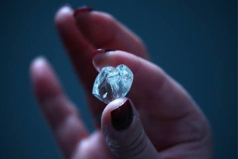 YAKUTIA, RUSSIA - OCTOBER 30, 2018: A diamond excavated by ALROSA at the Verkhne-Munskoye deposit in the village of Verkhnyanya Muna, the Republic of Sakha (Yakutia). The ALROSA diamond company is to develop the Verkhne-Munskoye deposit up to 2043. Alexander Ryumin TASS  TS095CD9
