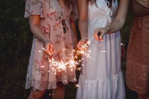 Friends having a picnic in a vinyard, burning sparklers model released Symbolfoto  MAUF01651