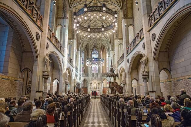 Die Lutherstadt Wittenberg hat zum Reformationstag am Mittwoch (31.10.18) ein grosses Reformationsfest gefeiert. Mehrere Festgottesdienste in der Schlosskirche (Foto) und in der Stadtkirche zaehlten zu den Hoehepunkten des Feiertages in der Lutherstadt. Der Ratsvorsitzende der Evangelischen Kirche in Deutschland (EKD), der bayerische Landesbischof Heinrich Bedford-Strohm, warb in seiner Predigt in der Schlosskirche fuer eine neue Welle der Zuversicht angesichts gesellschaftlicher Unsicherheiten. An die Wittenberger Schlosskirche soll Martin Luther (1483-1546) am 31. Oktober 1517 seine 95 kirchenkritischen Thesen angeschlagen haben. (Siehe epd-Meldung vom 31.10.18) Gottesdienst zum Reformationstag in Wittenberger Schlosskirche