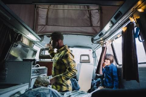 IMAGO Creative: Klimawandel - Nachhaltiges Reisen Man cooks in camper van as his son looks from the door, Tenerife, Canary Islands, Spain, Tenerife Canary Islands Spain VISE003976 model released Symbolfoto Copyright: SergioxVillalba VISE003976