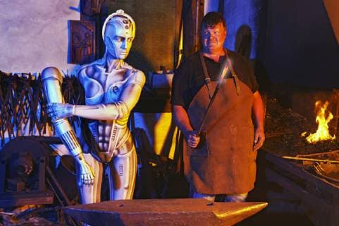Aus dem FARBKÖRPER: Bodypainting-Facetten Kalender 2019 - Metropolis Photoshooting mit Model Sarah als Menschmaschine und Schmied Arthur in der Roboter-Schmiede Brütt in Eldagsen - FARBKÖRPER ist ein Projekt des Fotografen Tschiponnique Skupin und des Bodypainters und Transformakers Enrico Lein das die Vielseitigkeit des Bodypaiting zeigt