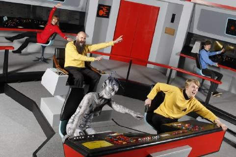 Aus dem FARBKÖRPER: Bodypainting-Facetten Kalender 2019 - Science Fiction Photoshooting mit Model Janina als Alien, Raumschiff-Captain Martin Netter, Kommunikationsoffizierin Maria, Steuermann Paul und Wissenschaftsoffizier Luk auf der Brücke vom Raumschiff Enterprise im Filmweltcenter Bad Münder - FARBKÖRPER ist ein Projekt des Fotografen Tschiponnique Skupin das die Vielseitigkeit des Bodypainting zeigt, Painting von Jörg Düsterwald