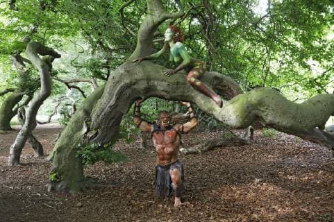 Aus dem FARBKÖRPER: Bodypainting-Facetten Kalender 2019 - Märchenwald Fotoshooting mit den Models Janina und Fred als Elfe und Ork in der Süntelbuchenallee in Bad Nenndorf - FARBKÖRPER ist ein Projekt des Fotografen Tschiponnique Skupin und des Bodypainters und Transformakers Enrico Lein das die Vielseitigkeit des Bodypainting zeigt