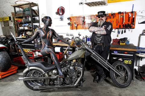 Entertainmeint Bilder des Tages Aus dem FARBKÖRPER: Bodypainting-Facetten Kalender 2019 - Biker Photoshooting mit Model Sonia und Biker Freddy Gantenberg in der Werkstatt von H&D Doctor s Berlin - FARBKÖRPER ist ein Projekt des Fotografen Tschiponnique Skupin das die Vielseitigkeit des Bodypainting zeigt, Painting von Jörg Düsterwald