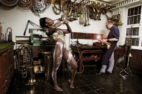 Aus dem FARBKÖRPER: Bodypainting-Facetten Kalender 2019 - Musikinstrumenten-Werkstatt Photoshooting mit Model Clementine als Musikinstrument mit Metallblasinstrumentenmacher Detlef in der Werkstatt der Firma Armin Werner Musikinstrumente in Hannover - FARBKÖRPER ist ein Projekt des Fotografen Tschiponnique Skupin das die Vielseitigkeit des Bodypainting zeigt, Painting von Jörg Düsterwald