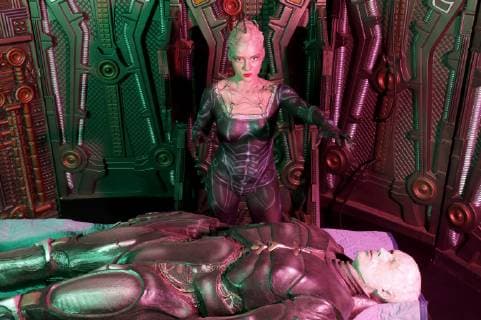Aus dem FARBKÖRPER: Bodypainting-Facetten Kalender 2019 - Borg Queen Photoshooting mit Model Daniela in der original Filmkulisse der TV-Serie Star Trek: Voyager im Filmwelt Center in Bad Münder - FARBKÖRPER ist ein Projekt des Fotografen Tschiponnique Skupin und des Bodypainters und Transformakers Enrico Lein das die Vielseitigkeit des Bodypainting zeigt
