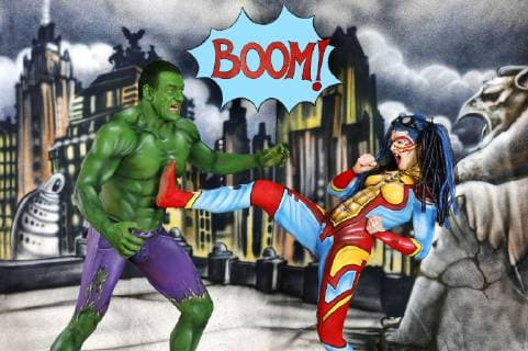 Aus dem FARBKÖRPER: Bodypainting-Facetten Kalender 2019 - Hulk vs Iron Quinn Photoshooting mit den Models Fred und Sarah als Hulk und Iron Quinn in einer Comic-Kulisse im Fotostudio Schubert in Niedernwöhren- FARBKÖRPER ist ein Projekt des Fotografen Tschiponnique Skupin und des Bodypainters und Transformakers Enrico Lein das die Vielseitigkeit des Bodypainting zeigt