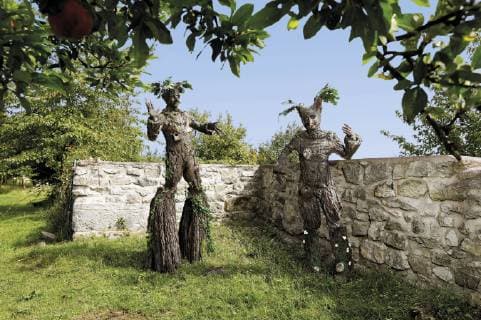 Entertainmeint Bilder des Tages Aus dem FARBKÖRPER: Bodypainting-Facetten Kalender 2019 - Märchenhaftes Photoshooting mit Model Maria und Enrico als Baumwesen im Klostergarten der Klosterkirche Wittenburg - FARBKÖRPER ist ein Projekt des Fotografen Tschiponnique Skupin und des Bodypainters und Transformakers Enrico Lein das die Vielseitigkeit des Bodypainting zeigt