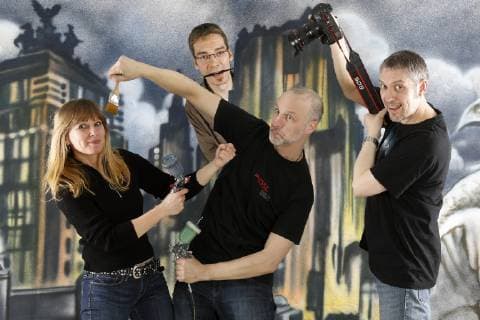 Die Macher vom FARBKÖRPER: Bodypainting-Facetten Kalender 2019 - Painting-Assistentin Maria Skupin, Bodypainter Jörg Düsterwald, Bodypainter Enrico Lein und Fotograf Tschiponnique Skupin bei der Arbeit. FARBKÖRPER ist ein Projekt des Fotografen Tschiponnique Skupin und des Bodypainters und Transformakers Enrico Lein das die Vielseitigkeit des Bodypainting zeigt