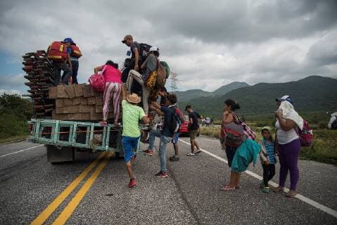 Migranten aus Mittelamerika in Mexiko Members of the migrant caravan continue their journey in Juchitan, Oaxaca, Mexico, 01 November 2018. The Central-American migrants who entered Mexico past 19 October left for the Matias Romero locality, in the southern state of Oaxaca, due to the lack of possibilities to head to the State capital. Central American migrants change route in south Mexico journey !ACHTUNG: NUR REDAKTIONELLE NUTZUNG!  Copyright: xLuisxVillalobosx MEX050 20181101-636767127045251463